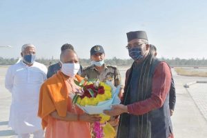 Uttrakhand: उत्तराखंड पहुंचे यूपी के सीएम योगी आदित्यनाथ, त्रिवेन्द सिंह रावत ने किया स्वागत