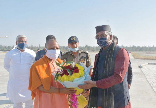 Uttrakhand: उत्तराखंड पहुंचे यूपी के सीएम योगी आदित्यनाथ, त्रिवेन्द सिंह रावत ने किया स्वागत, UP CM Yogi Adityanath in Uttarakhand, Trivend Singh Rawat welcomed