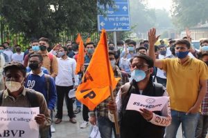 जीबी पंत इंजीनियरिंग कॉलेज को बंद करने का विरोध कर रहे छात्र, अभाविप ने सीएम केजरीवाल के आवास के बाहर किया प्रदर्शन