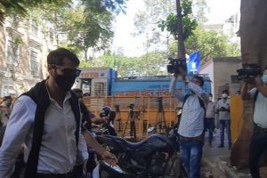 एनसीबी दफ्तर पहुंचते ही कैमरों से घिरे अर्जुन रामपाल, देखें तस्वीरें