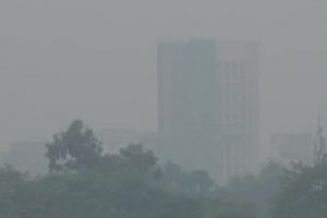 Air Pollution: दिल्ली की हवा हुई और जहरीली, बन रहे हैं इमरजेंसी जैसे हालात, लोगों की आंखों में जलन और सांस लेने में दिक्कत