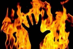 UP: बलिया में छेड़खानी का विरोध करना नाबालिग लड़की को पड़ा महंगा, युवक ने की जिंदा जलाने की कोशिश