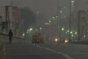 Air Pollution: दिल्ली की हवा में आज भी नहीं हुआ कोई सुधार, प्रदूषण बढ़ने से कम हुई विजिबिलिटी