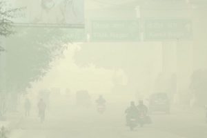 Delhi Pollution: दिल्ली की हवा बनी लोगों के लिए खतरा, 400 के पार पहुंचा AQI