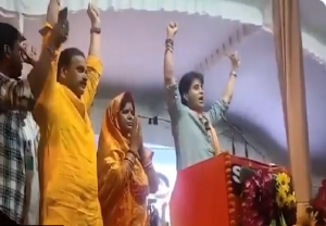 Madhya Pradesh: सिधिंया की फिसली जुबान, कमल के बदले पंजे का बटन दबाने की करने लगे मांग (वीडियो)