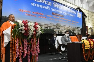 UP : सीएम योगी ने लखनऊ विश्वविद्यालय के शताब्दी समारोह का किया उद्घाटन, 100 वर्षों की यात्रा के लिए दी बधाई