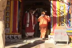 Uttarakhand: सीएम योगी और त्रिवेंद्र सिंह रावत पहुंचे बदरीनाथ धाम, दोनों ने की पूजा-अर्चना