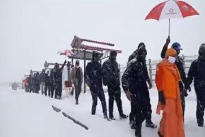 Uttarakhand: केदारनाथ में भारी बर्फबारी होने के कारण फंसे सीएम योगी और त्रिवेंद्र सिंह रावत, देखें वीडियो