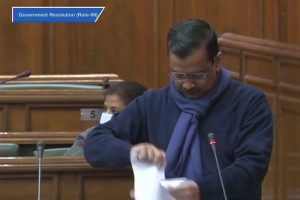 Delhi Assembly: केजरीवाल ने फाड़ी कृषि कानून की प्रतियां, भाजपा ने पलटवार करते हुए पूछा ‘खुद क्यों जारी किया नोटिफिकेशन’