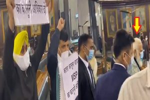 PM मोदी संसद में दे रहे थे अटल बिहारी वाजपेयी को श्रद्धांजलि, तभी AAP सांसद करने लगे शर्मनाक हरकत!