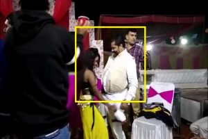 Bihar: भाजपा नेता का ‘डर्टी लुंगी डांस’ वाला वीडियो वायरल, Dancer संग लगाए ठुमके, सफाई में कही ये बात