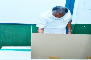 Kerala Local Body Election: केरल में स्थानीय निकाय चुनाव के तीसरे चरण का मतदान जारी, CM विजयन ने कन्नूर में डाला वोट