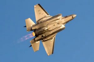 बेरूत में इजरायल के विमानों ने भरी बेहद नीचे उड़ान, लोगों ने देखीं आसमान में मिसाइलें