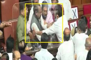 Video: कर्नाटक विधान परिषद में उड़ीं सदन की धज्जियां, कांग्रेस MLC ने अध्यक्ष के साथ की ये शर्मनाक हरकत