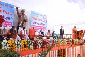 Uttar Pradesh: मुख्यमंत्री योगी आदित्यनाथ ने बाबा साहब की प्रतिमा पर श्रद्धांजलि अर्पित की, कहा भारतीय संविधान उनकी जीवन साधना