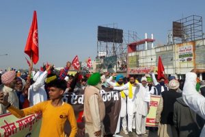 Farmers Protest: किसान नेता बोले हमारी मांग नहीं मानी तो रेलवे ट्रैक को किया जाएगा ब्लॉक