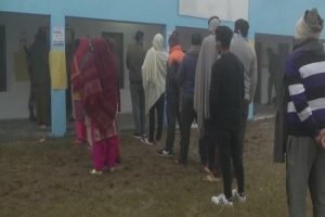 Jammu and Kashmir: डीडीसी चुनाव में छठे चरण का मतदान जारी, भारी बर्फबारी के बीच लोगों में उत्साह