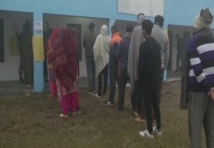 Jammu and Kashmir: डीडीसी चुनाव में छठे चरण का मतदान जारी, भारी बर्फबारी के बीच लोगों में उत्साह