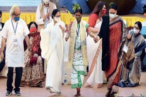 West Bengal: सियासी घमासान के बीच मंच पर ममता दीदी ने किया डांस, ट्विटर पर लोगों ने लिए जमकर मजे (वीडियो)
