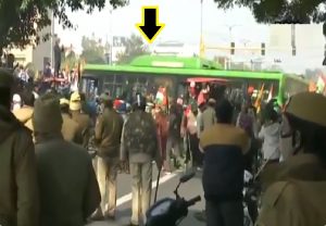 दिल्ली में ‘अन्नदाता’ का ‘उत्पात’, ITO इलाके में DTC बस में की तोड़फोड़, वीडियो आया सामने