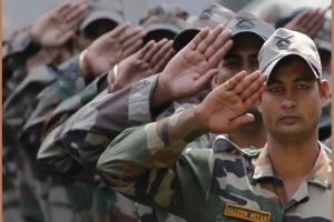 Indian Armed Forces: कोरोना के बढ़ते संकट के बीच भारतीय सेना ने कसी कमर, रक्षा मंत्री ने भी दिए कई निर्देश