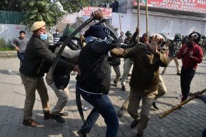 सिंघु बॉर्डर पर प्रदर्शन के विरोध में प्रदर्शन, हुई पत्थरबाजी, पुलिस ने किया लाठीचार्ज