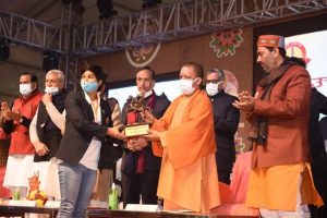 Uttar Pradesh: यूपी दिवस समारोह में सीएम योगी ने छात्र एवं छात्राओं को प्रदान किया छात्रवृत्ति प्रमाण पत्र