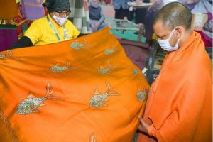 Uttar Pradesh: हुनर हाट में ODOP की धूम, बनारसी साड़ी, जरी सिल्क, तंदूर की चाय जैसे उत्पाद लोगों का मन रहे मोह