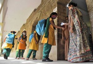 UP में 11 माह बाद खुले स्कूल, थर्मल स्कैनिंग व मास्क के साथ बच्चों ने किया कक्षाओं में प्रवेश