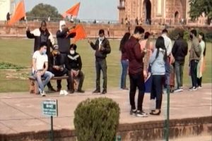 ताजमहल में घुसकर फहराया भगवा झंडा, किया शिव चालीसा का पाठ, चार गिरफ्तार
