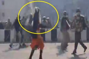 Video: किसानों का ट्रैक्टर परेड हुआ अराजक, निहंग सिख ने किया तलवार से पुलिस पर हमला!