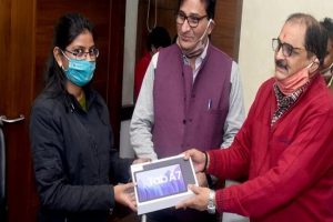 यूपी में हाई टेक हुए सूचना अधिकारी, डिजिटल इंडिया अभियान के तहत बांटे गए टैबलेट्स