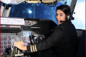 कश्मीर की आयशा अजीज ने रचा इतिहास, बनीं देश की सबसे कम उम्र की महिला पायलट