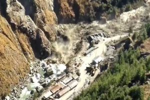 Uttarakhand: चमोली में ग्लेशियर टूटने से भारी तबाही, सीएम ने हेल्पलाइन नंबर जारी कर की ये अपील