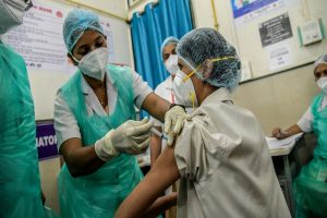 कोरोना वैक्सीन पर आई बड़ी खुशखबरी, वैक्सीनेशन में भारत निकला सबसे आगे, एक करोड़ के जादुई आंकड़े को किया पार