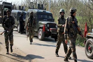 J&K: जम्मू-कश्मीर के पंपोर में सेना और आतंकवादियों के बीच जारी है मुठभेड़