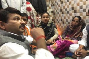 Delhi: रिंकू शर्मा के परिवार से मिले BJP सांसद मनोज तिवारी, कहा- केजरीवाल की चुप्पी खतरनाक संकेत से कम नहीं