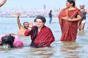 Uttar Pradesh: प्रयागराज पहुंची प्रियंका गांधी ने संगम में लगाई डुबकी, खुद चलाई नाव