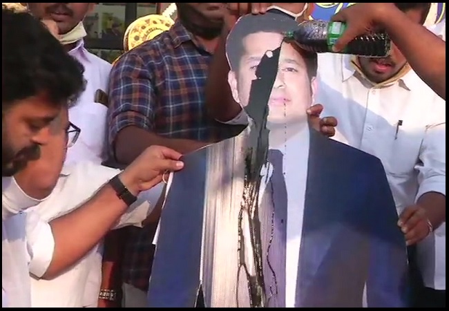 भारत की एकता की बात कहने के कारण केरल में कांग्रेसियों ने सचिन तेंदुलकर के मुंह पर पोती कालिख