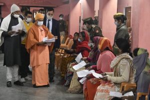 गोरखनाथ मंदिर में CM योगी ने जनता दरबार में सुनी 300 लोगों की फरियाद