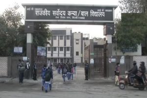 School Reopening: दिल्ली में खुले 9वीं और 11वीं क्लास के लिए स्कूल, कोरोना नियमों का हो रहा पालन