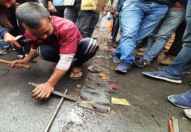 Farmers Protest: गाजीपुर बॉर्डर से दिल्ली पुलिस ने हटाई नुकीली कीलें, यहां जानिए वजह
