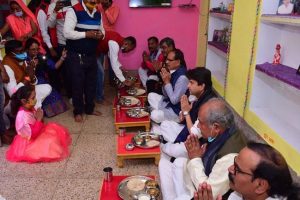 Madhya Pradesh: जब ग्वालियर में सफाईकर्मी रामसेवक के घर भोजन करने पहुंच गए सीएम और ‘महाराज’