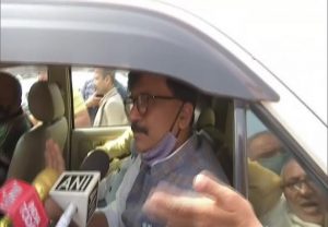 गाजीपुर बॉर्डर पर राकेश टिकैत से मिले संजय राउत, लोगों ने कहा- “चोर-चोर भाई-भाई”