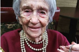 100th Birthday: अमेरिका में महिला ने मनाया 100वां जन्मदिन, कुछ यूं किया सेलिब्रेट, वीडियो हुआ वायरल