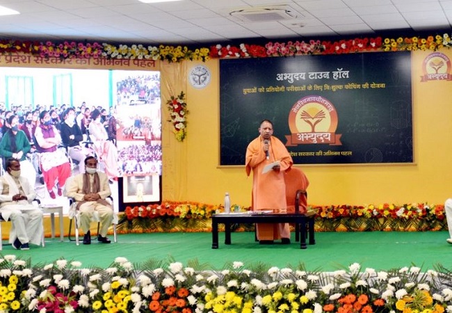 UP: ‘अभ्युदय’ टाउनहॉल में योगी ने दिया अटल मंत्र, कहा, टूटे मन से कोई खड़ा नहीं होता