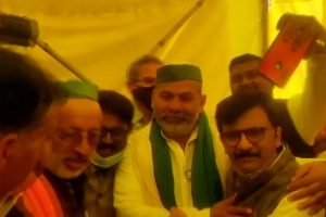 Farmers Protest: किसान आंदोलन का समर्थन करने गाजीपुर पहुंचे शिवसेना नेता संजय राउत, टिकैत से भी की मुलाकात