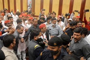 Uttar Pradesh: सपा कार्यकर्ताओं की गुंड़ाई, अखिलेश यादव के सामने ही पत्रकारों पर किया हमला, वीडियो वायरल
