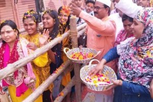 UP: काशी में मुस्लिम समुदाय ने पेश की मिसाल, शिवभक्तों पर बरसाए फूल, लगाए ओम नम: शिवाय के नारे