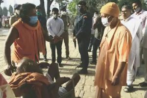 Gorakhpur: जब व्हील चेयर पर आए बुजुर्ग संत से CM योगी ने की मुलाकात, पूरी की उनकी इच्छा